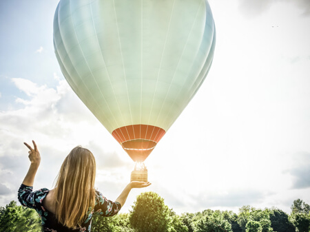 Fotka nevěsti „držící“ horkovzdušný balón na své dlani 