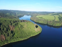 Fotka řeky protékající krajinou pořízená z letu horkovzdušným balónem