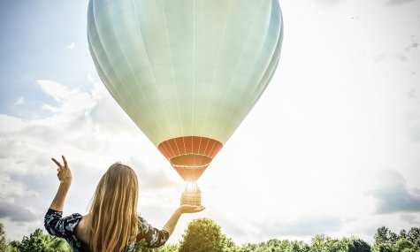 Nejlepším dárkem je zážitek. Jedním z nejlepších zážitků je vyhlídkový let balónem. Klid, pohoda a závan historie.
